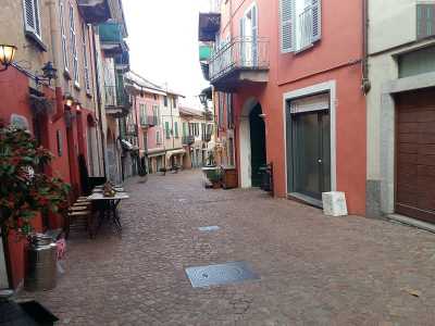 Usciamo dal bar e abbandoniamo via Dante, imboccando sulla destra la stretta via Felice Cavallotti. Siamo nel centro storico, una zona dominata da case basse col tetto spiovente e i muri generalmente rosa